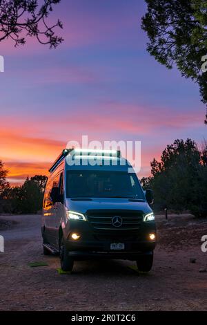 Vue au coucher du soleil sur Airstream Interstate 24X 4WD campervan; parc national de Kodachrome Basin; Utah; États-Unis Banque D'Images