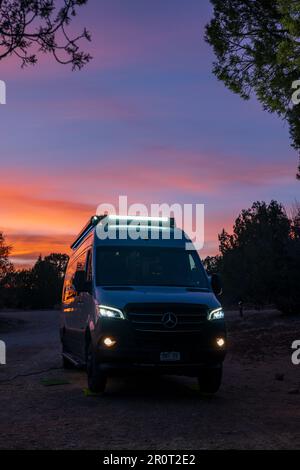 Vue au coucher du soleil sur Airstream Interstate 24X 4WD campervan; parc national de Kodachrome Basin; Utah; États-Unis Banque D'Images