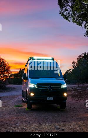 Vue au coucher du soleil sur Airstream Interstate 24X 4WD campervan; parc national de Kodachrome Basin; Utah; États-Unis Banque D'Images