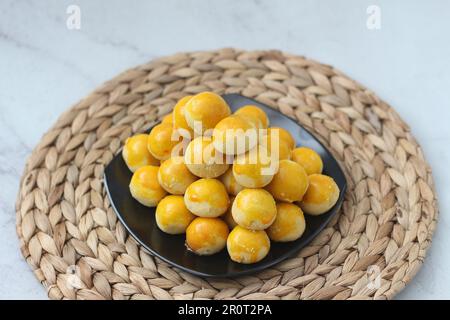 Les biscuits nastars, les tartes à l'ananas ou les tartes à nanas sont de petites pâtisseries de taille morsure, remplies ou recouvertes de confiture d'ananas, que l'on trouve généralement lorsque Hari Raya ou Eid Banque D'Images