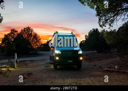 Vue au coucher du soleil sur Airstream Interstate 24X 4WD campervan; parc national de Kodachrome Basin; Utah; États-Unis Banque D'Images