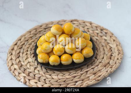 Les biscuits nastars, les tartes à l'ananas ou les tartes à nanas sont de petites pâtisseries de taille morsure, remplies ou recouvertes de confiture d'ananas, que l'on trouve généralement lorsque Hari Raya ou Eid Banque D'Images