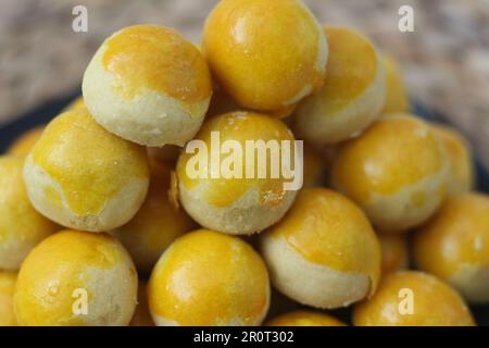 Les biscuits nastars, les tartes à l'ananas ou les tartes à nanas sont de petites pâtisseries de taille morsure, remplies ou recouvertes de confiture d'ananas, que l'on trouve généralement lorsque Hari Raya ou Eid Banque D'Images