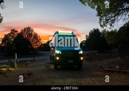 Vue au coucher du soleil sur Airstream Interstate 24X 4WD campervan; parc national de Kodachrome Basin; Utah; États-Unis Banque D'Images