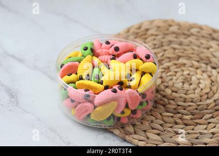 gâteau caterpillar de différentes couleurs. Présenté pendant les vacances Hari Raya ou Eid Al Fitr en Indonésie. Banque D'Images