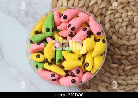 gâteau caterpillar de différentes couleurs. Présenté pendant les vacances Hari Raya ou Eid Al Fitr en Indonésie. Banque D'Images