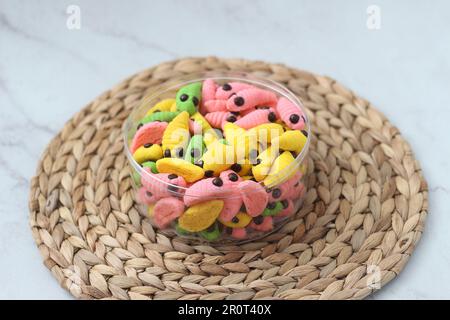 gâteau caterpillar de différentes couleurs. Présenté pendant les vacances Hari Raya ou Eid Al Fitr en Indonésie. Banque D'Images