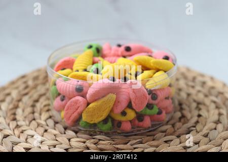 gâteau caterpillar de différentes couleurs. Présenté pendant les vacances Hari Raya ou Eid Al Fitr en Indonésie. Banque D'Images