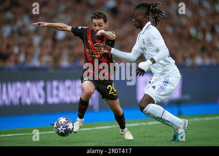 Madrid, Espagne. 9th mai 2023. Eduardo Camavinga (R) du Real Madrid rivalise avec Bernardo Silva de la ville de Manchester lors du premier match de la Ligue des champions de l'UEFA à Madrid, en Espagne, sur 9 mai 2023. Crédit: Pablo Morano/Xinhua/Alay Live News Banque D'Images