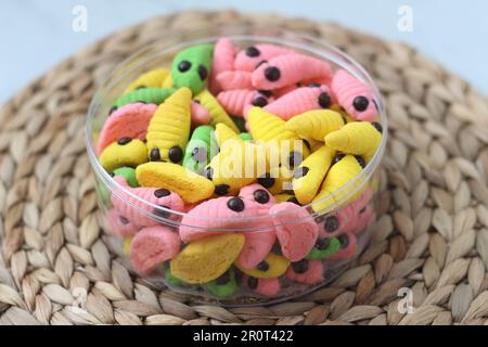 gâteau caterpillar de différentes couleurs. Présenté pendant les vacances Hari Raya ou Eid Al Fitr en Indonésie. Banque D'Images