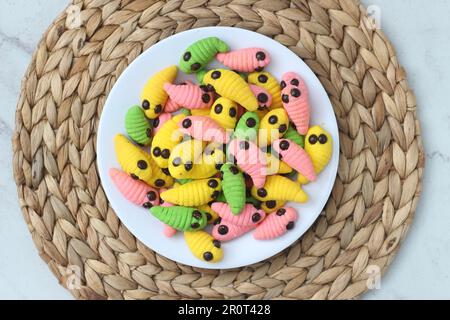 gâteau caterpillar de différentes couleurs. Présenté pendant les vacances Hari Raya ou Eid Al Fitr en Indonésie. Banque D'Images