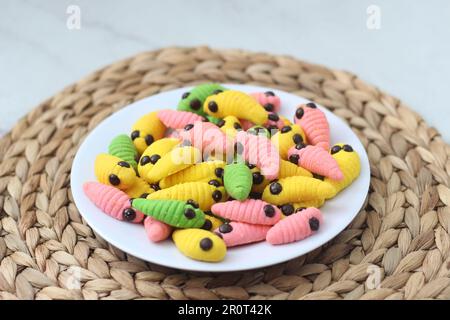 gâteau caterpillar de différentes couleurs. Présenté pendant les vacances Hari Raya ou Eid Al Fitr en Indonésie. Banque D'Images