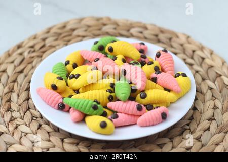 gâteau caterpillar de différentes couleurs. Présenté pendant les vacances Hari Raya ou Eid Al Fitr en Indonésie. Banque D'Images