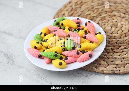 gâteau caterpillar de différentes couleurs. Présenté pendant les vacances Hari Raya ou Eid Al Fitr en Indonésie. Banque D'Images