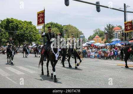 Représentation de la bataille de 5 mai, marche dans le défilé civique à l'anniversaire de la bataille de 5 mai dans l'état de Puebla Banque D'Images