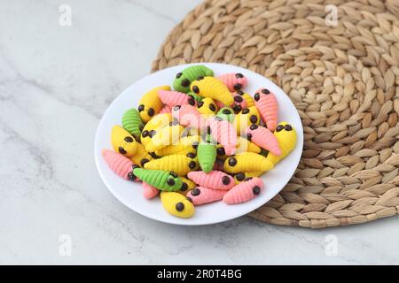 gâteau caterpillar de différentes couleurs. Présenté pendant les vacances Hari Raya ou Eid Al Fitr en Indonésie. Banque D'Images