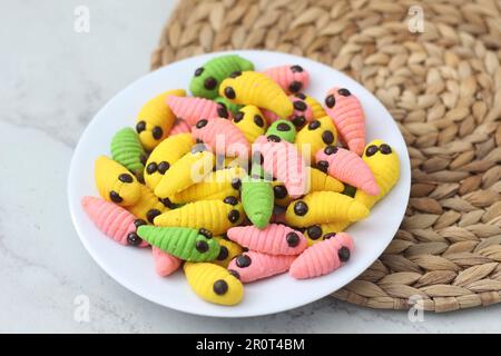 gâteau caterpillar de différentes couleurs. Présenté pendant les vacances Hari Raya ou Eid Al Fitr en Indonésie. Banque D'Images