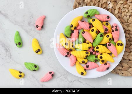 gâteau caterpillar de différentes couleurs. Présenté pendant les vacances Hari Raya ou Eid Al Fitr en Indonésie. Banque D'Images