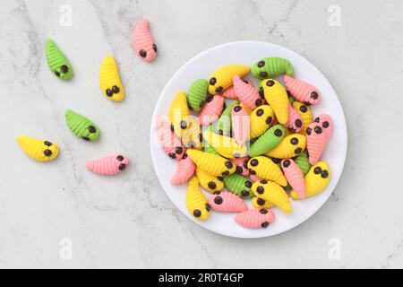 gâteau caterpillar de différentes couleurs. Présenté pendant les vacances Hari Raya ou Eid Al Fitr en Indonésie. Banque D'Images