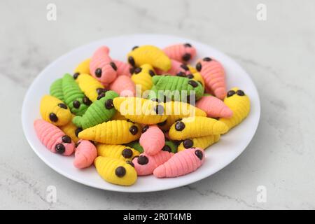 gâteau caterpillar de différentes couleurs. Présenté pendant les vacances Hari Raya ou Eid Al Fitr en Indonésie. Banque D'Images