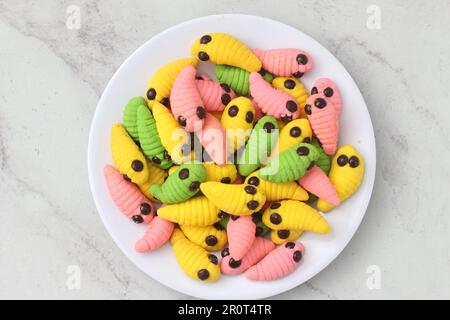 gâteau caterpillar de différentes couleurs. Présenté pendant les vacances Hari Raya ou Eid Al Fitr en Indonésie. Banque D'Images