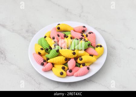gâteau caterpillar de différentes couleurs. Présenté pendant les vacances Hari Raya ou Eid Al Fitr en Indonésie. Banque D'Images