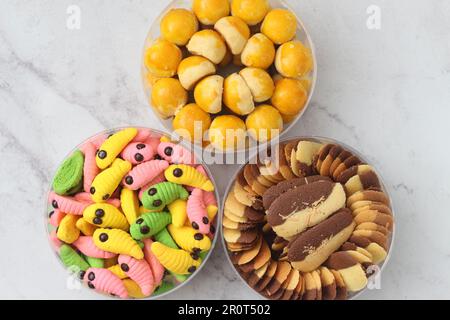 Biscuits pour la célébration de vacances d'Eid Al Fitr. Variétés de bonbons Eid Al Fitr (biscuits Nastar, gâteau caterpillar et biscuits Lidah Kuching). Banque D'Images