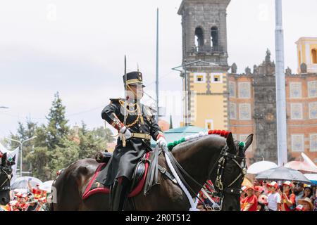 Représentation de la bataille de 5 mai, marche dans le défilé civique à l'anniversaire de la bataille de 5 mai dans l'état de Puebla Banque D'Images