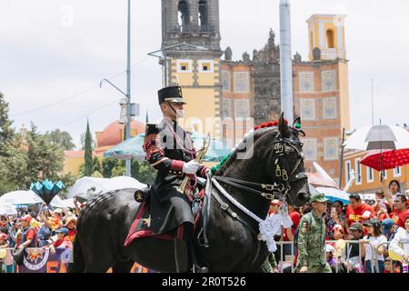 Représentation de la bataille de 5 mai, marche dans le défilé civique à l'anniversaire de la bataille de 5 mai dans l'état de Puebla Banque D'Images