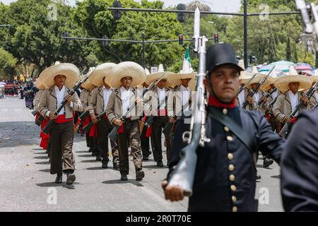 Représentation de la bataille de 5 mai, marche dans le défilé civique à l'anniversaire de la bataille de 5 mai dans l'état de Puebla Banque D'Images