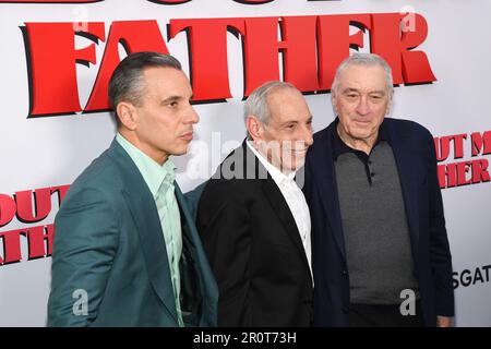 New York, États-Unis. 09th mai 2023. Sebastian Maniscalco, Salvo Maniscalco, Robert de Niro marchant sur le tapis rouge lors de la première du film « About My Father » au SVA Theatre de New York, NY on 9 mai 2023. (Photo par Efren Landaos/Sipa USA) crédit: SIPA USA/Alay Live News Banque D'Images