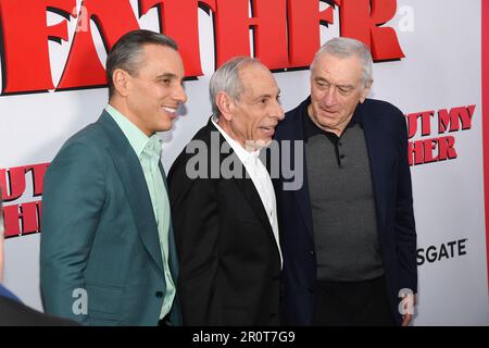 New York, États-Unis. 09th mai 2023. Sebastian Maniscalco, Salvo Maniscalco, Robert de Niro marchant sur le tapis rouge lors de la première du film « About My Father » au SVA Theatre de New York, NY on 9 mai 2023. (Photo par Efren Landaos/Sipa USA) crédit: SIPA USA/Alay Live News Banque D'Images