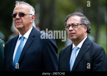 Bogota, Colombie. 09th mai 2023. Le président colombien Gustavo Petro marche le long d'un mineur de défense Ivan Velasquez et des chefs d'état-major interarmées lors de la cérémonie du nouveau directeur de la police colombienne William René Salamanque à l'Académie de police générale de Santander à Bogota, en Colombie. 9 mai 2023. Photo de: CHEPA Beltran/long Visual Press crédit: Long Visual Press/Alay Live News Banque D'Images