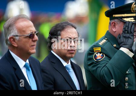 Bogota, Colombie. 09th mai 2023. Le président colombien Gustavo Petro marche le long d'un mineur de défense Ivan Velasquez et des chefs d'état-major interarmées lors de la cérémonie du nouveau directeur de la police colombienne William René Salamanque à l'Académie de police générale de Santander à Bogota, en Colombie. 9 mai 2023. Photo de: CHEPA Beltran/long Visual Press crédit: Long Visual Press/Alay Live News Banque D'Images