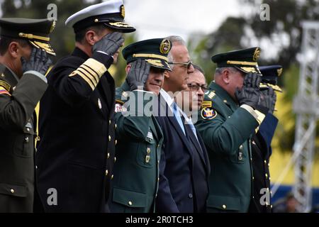 Bogota, Colombie. 09th mai 2023. Le général de l'armée colombienne Luis Ospina marche le long du président colombien Gustavo Petro et du ministre de la Défense Ivan Velasquez lors de la cérémonie du nouveau directeur de la police colombienne William Rene Salamanca à l'Académie de police générale de Santander à Bogota, en Colombie. 9 mai 2023. Photo par: Cristian Bayona/long Visual Press crédit: Long Visual Press/Alay Live News Banque D'Images