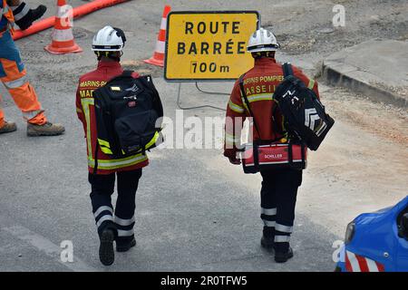 Marseille, France. 09th mai 2023. Les pompiers du Bataillon des marins-pompiers de Marseille (BMPM) arrivent avec des sacs d'équipement d'urgence pour intervenir en cas de fuite de gaz à Marseille. Des pompiers du Bataillon des marins-pompiers de Marseille (BMPM) et des équipes de secours d'urgence de gaz réseau distribution France (GRDF) réagissent à une fuite de gaz à Marseille. Crédit : SOPA Images Limited/Alamy Live News Banque D'Images