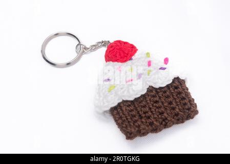 Porte-clés crocheté en forme de cupcake à la vanille et à la framboise Banque D'Images