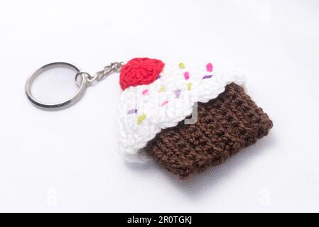 Porte-clés crocheté en forme de cupcake à la vanille et à la framboise Banque D'Images