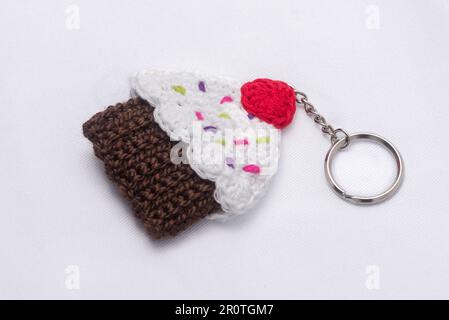 Porte-clés crocheté en forme de cupcake à la vanille et à la framboise Banque D'Images