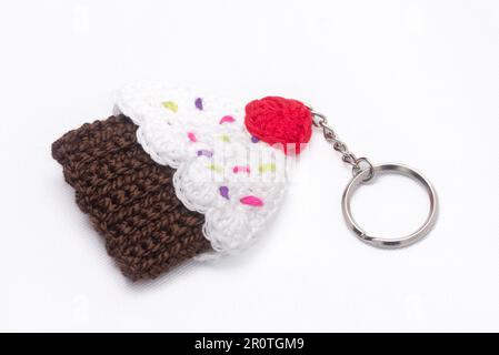 Porte-clés crocheté en forme de cupcake à la vanille et à la framboise Banque D'Images