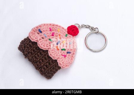 Porte-clés crocheté en forme de cupcake à la vanille et à la framboise Banque D'Images
