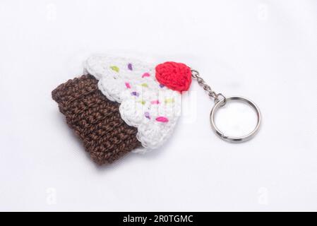 Porte-clés crocheté en forme de cupcake à la vanille et à la framboise Banque D'Images