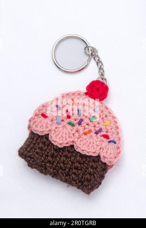 Porte-clés crocheté en forme de cupcake à la vanille et à la framboise Banque D'Images