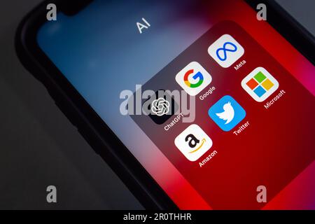 ChatGPT, Google, Meta Platform, inc., Amazon Twitter et les icônes Microsoft vus dans un iPhone. Ai chat bot, apprentissage en profondeur ai race de compétition concept Banque D'Images