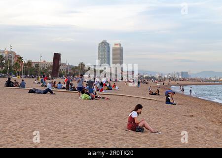 Barcelone, Espagne - 08 juin 2018: Les gens à la plage près de la marina. Banque D'Images