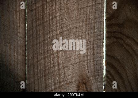 gros plan des panneaux de clôture en bois avec des espaces entre les panneaux, texture du grain de bois Banque D'Images