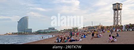 Barcelone, Espagne - 08 juin 2018: Les gens à la plage près de la marina. Banque D'Images