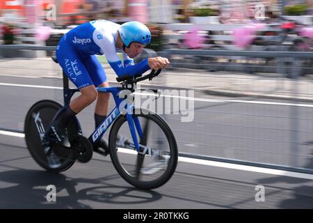 Fossacesia, Italie. 06th mai 2023. Alessandro de Marchi, d'Italie, et l'équipe Jayco Alula, font des sprints lors de la première étape Chrono du 106th Giro d'Italia 2023 à Costa dei Trabocchi. (Photo par Davide Di Lalla/SOPA Images/Sipa USA) crédit: SIPA USA/Alay Live News Banque D'Images