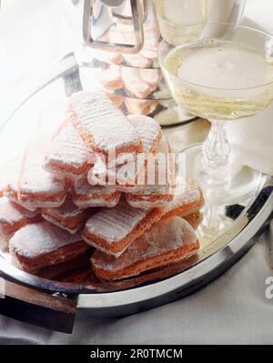 Biscuits roses et champagne Banque D'Images