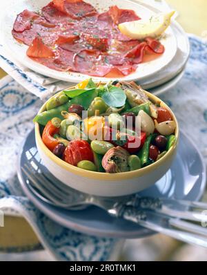 Assiette de légumes mixtes Bresaola à l'Italienne frites Banque D'Images